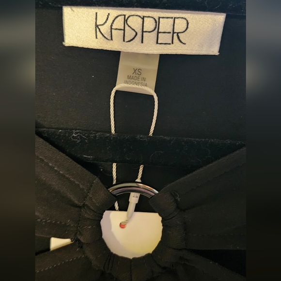 Elegant Black Dress with Cutout Detail - Picture 4 of 5